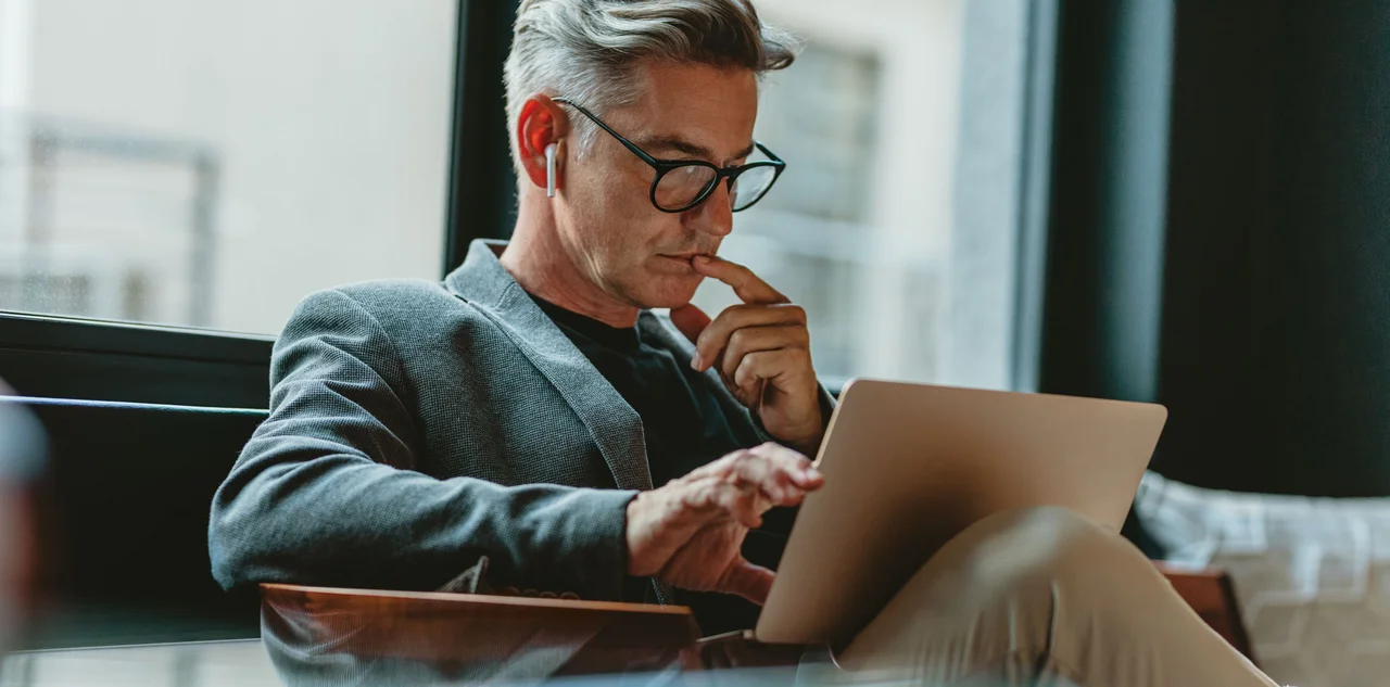 Mann mit Brille am Notebook
